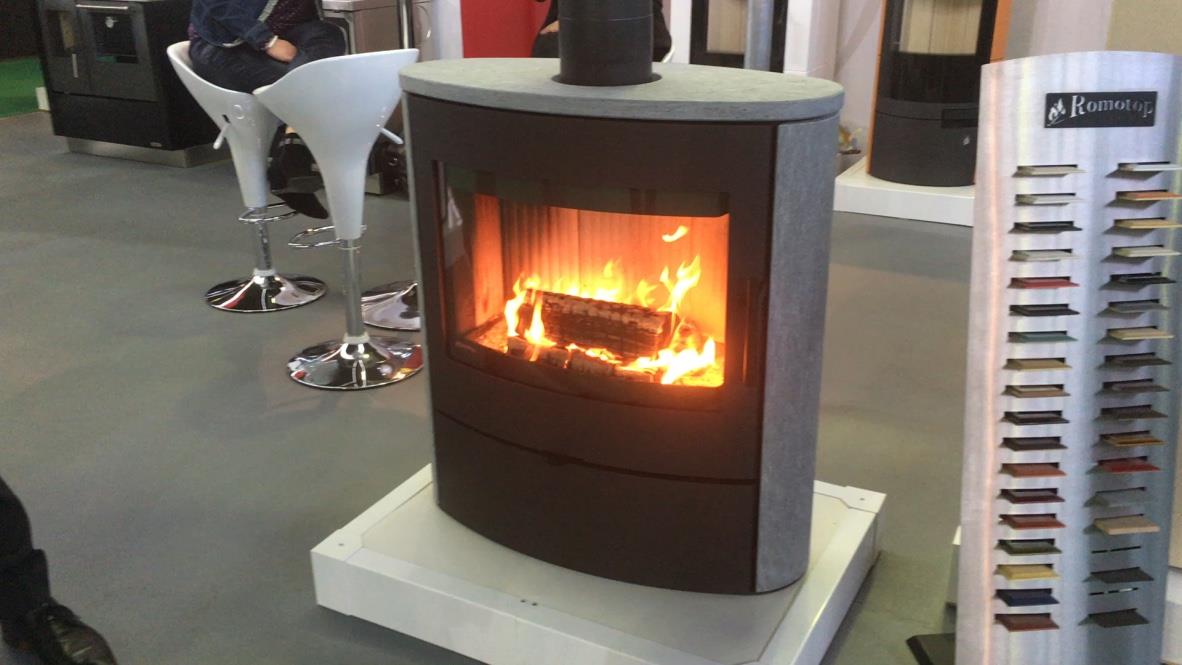 Poêle à bois burgos en fonctionnement pendant un salon professionnel